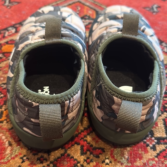 Kids north face slippers - Picture 2 of 3